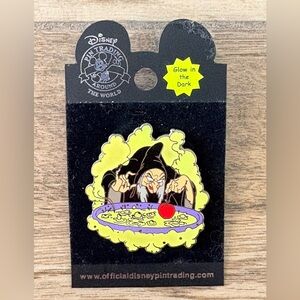 NEW Evil Queen Wicked Witch Dipping Apple Snow White Villain Disney Pin GLOW